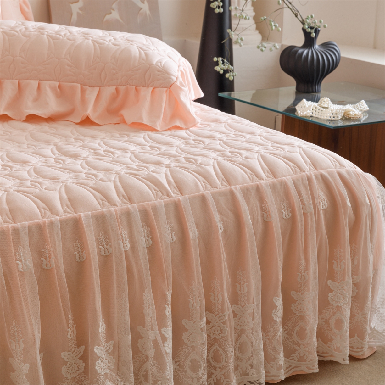 91家纺网 家纺一手货源 找家纺 好儿喜家纺 2025新款A类水洗棉床裙三件套-梦语系列 梦语-浅粉