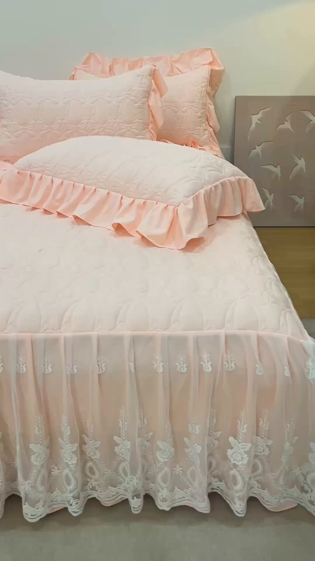 91家纺网 家纺一手货源 找家纺 好儿喜家纺 2025新款A类水洗棉床裙三件套-梦语系列 梦语-浅粉