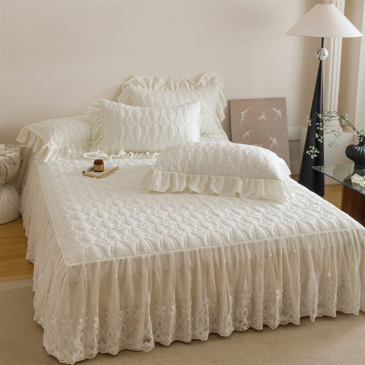 91家纺网 家纺一手货源 找家纺 好儿喜家纺 2025新款A类水洗棉床裙三件套-梦语系列 梦语-奶白