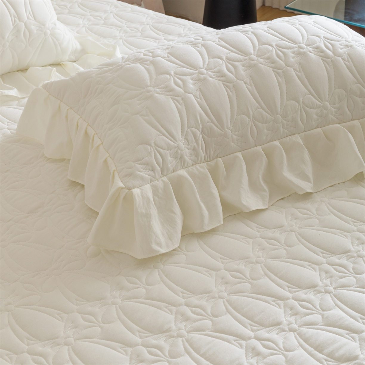 91家纺网 家纺一手货源 找家纺 好儿喜家纺 2025新款A类水洗棉床裙三件套-梦语系列 梦语-奶白