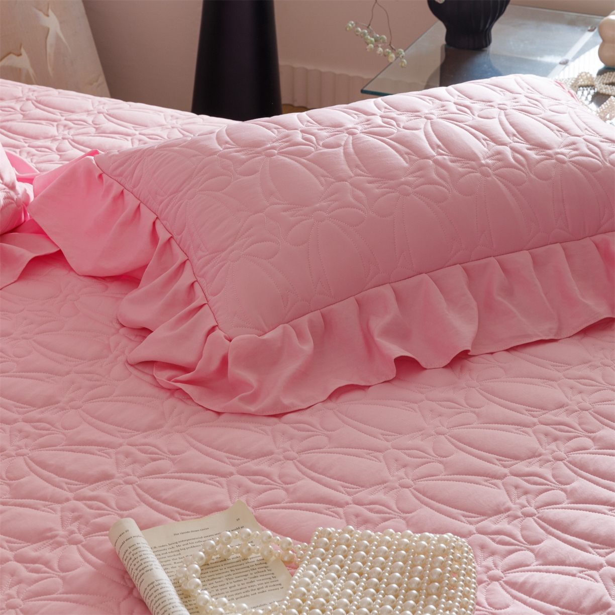 91家纺网 家纺一手货源 找家纺 好儿喜家纺 2025新款A类水洗棉床裙三件套-梦语系列 梦语-粉