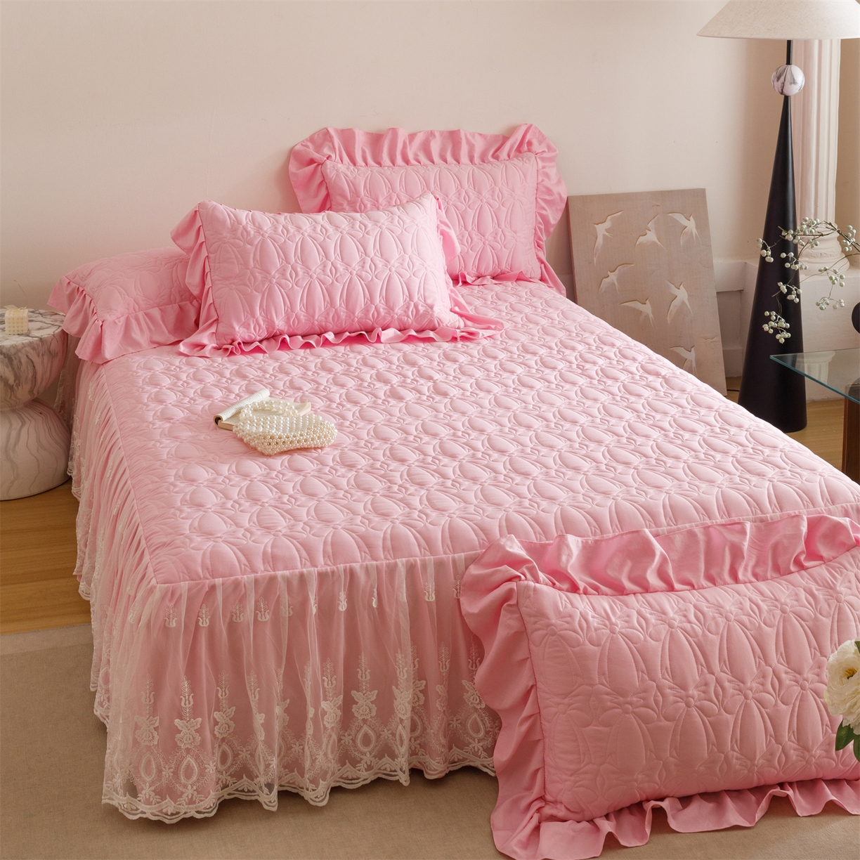 91家纺网 家纺一手货源 找家纺 好儿喜家纺 2025新款A类水洗棉床裙三件套-梦语系列 梦语-粉