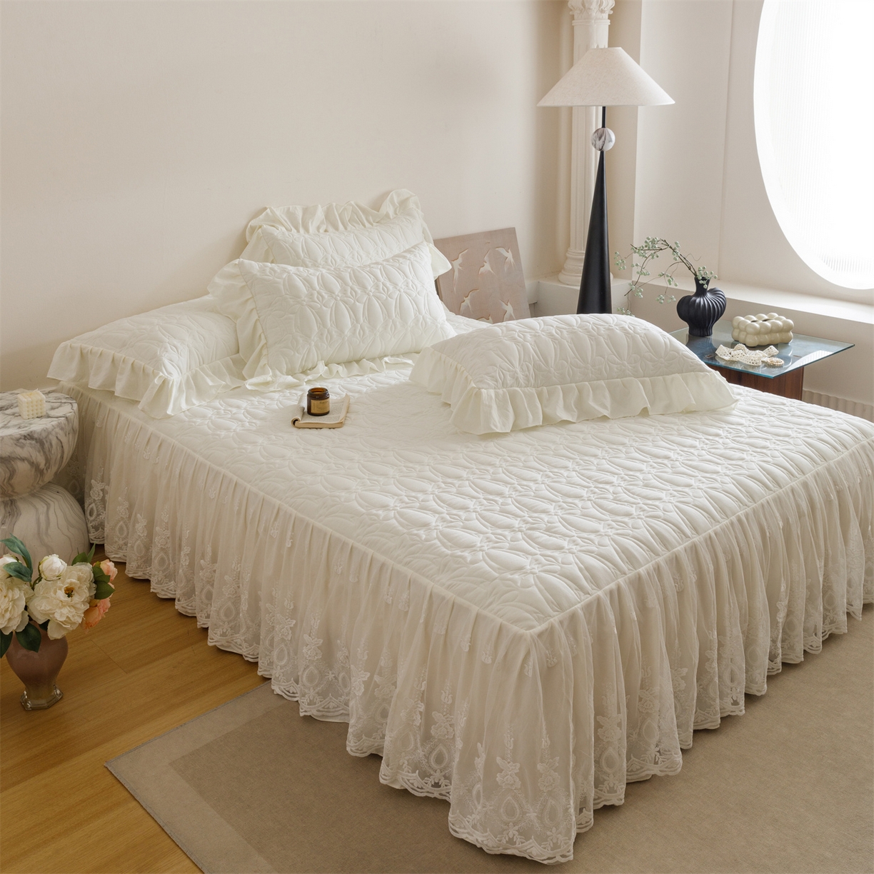 91家纺网 家纺一手货源 找家纺 好儿喜家纺 2025新款A类水洗棉床裙三件套-梦语系列 梦语-奶白