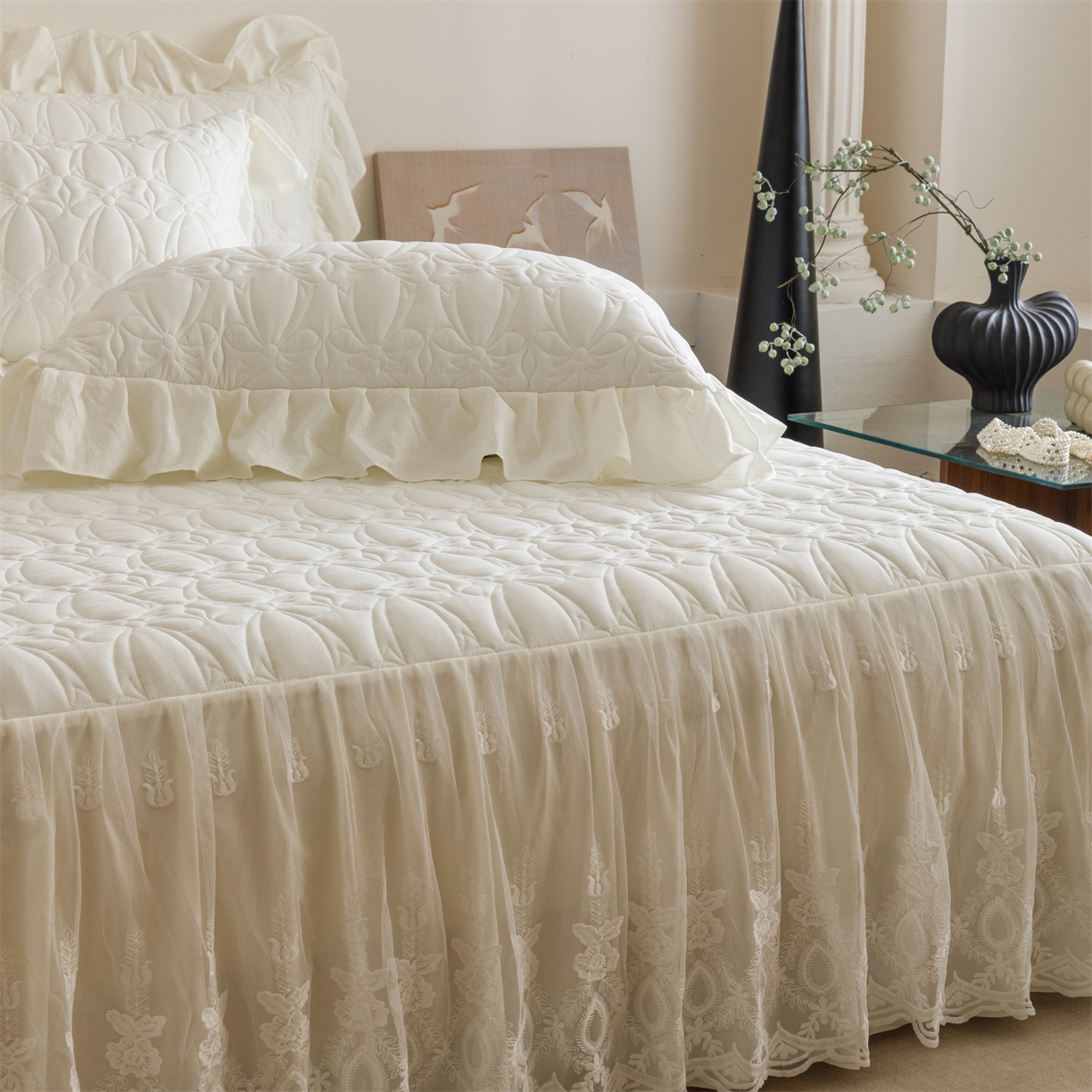 91家纺网 家纺一手货源 找家纺 好儿喜家纺 2025新款A类水洗棉床裙三件套-梦语系列 梦语-奶白