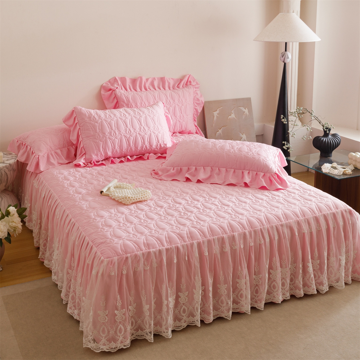 91家纺网 家纺一手货源 找家纺 好儿喜家纺 2025新款A类水洗棉床裙三件套-梦语系列 梦语-粉