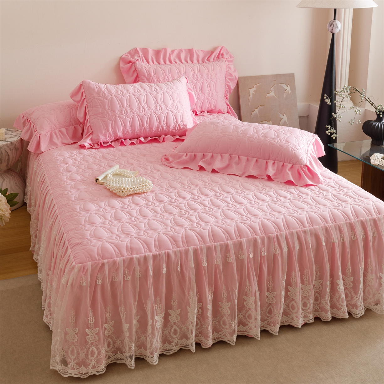 91家纺网 家纺一手货源 找家纺 好儿喜家纺 2025新款A类水洗棉床裙三件套-梦语系列 梦语-粉