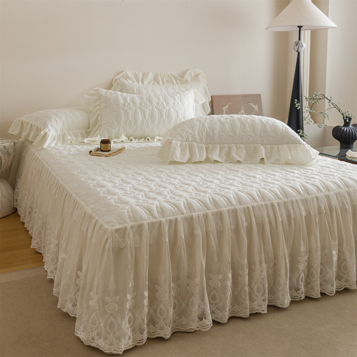 91家纺网 家纺一手货源 找家纺 好儿喜家纺 2025新款A类水洗棉床裙三件套-梦语系列 梦语-奶白