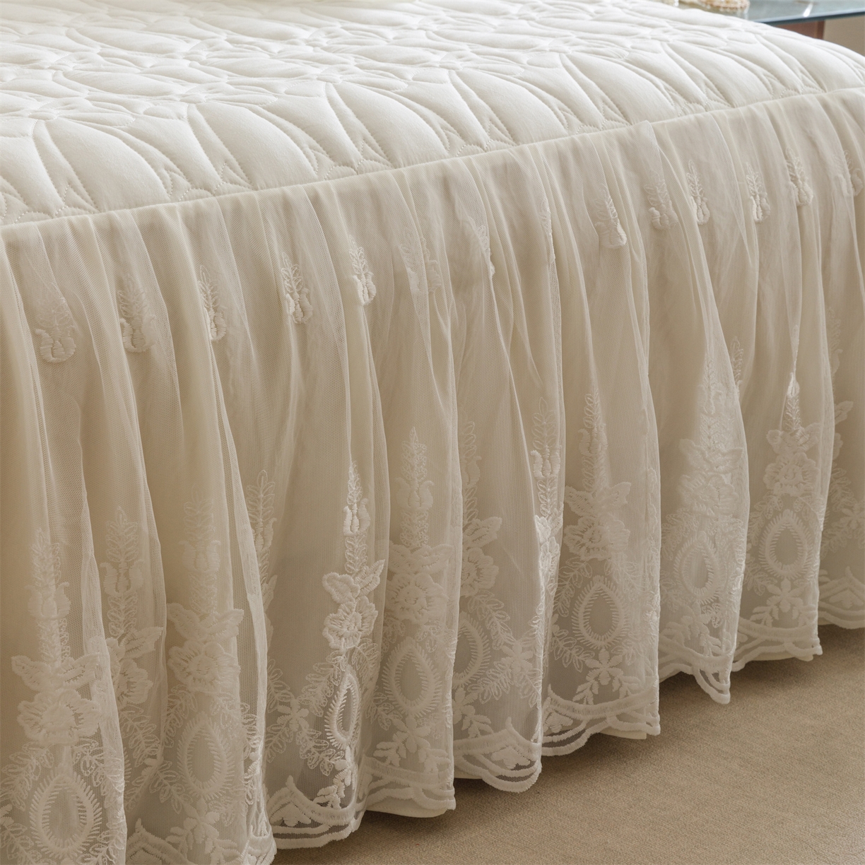 91家纺网 家纺一手货源 找家纺 好儿喜家纺 2025新款A类水洗棉床裙三件套-梦语系列 梦语-奶白