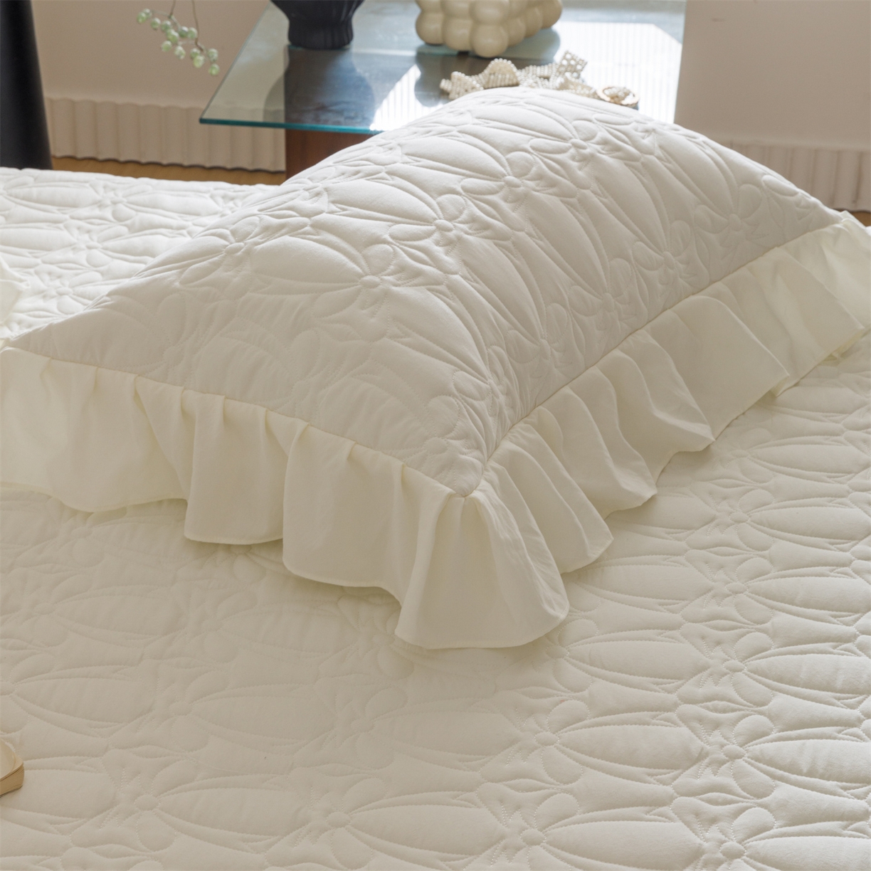 91家纺网 家纺一手货源 找家纺 好儿喜家纺 2025新款A类水洗棉床裙三件套-梦语系列 梦语-奶白