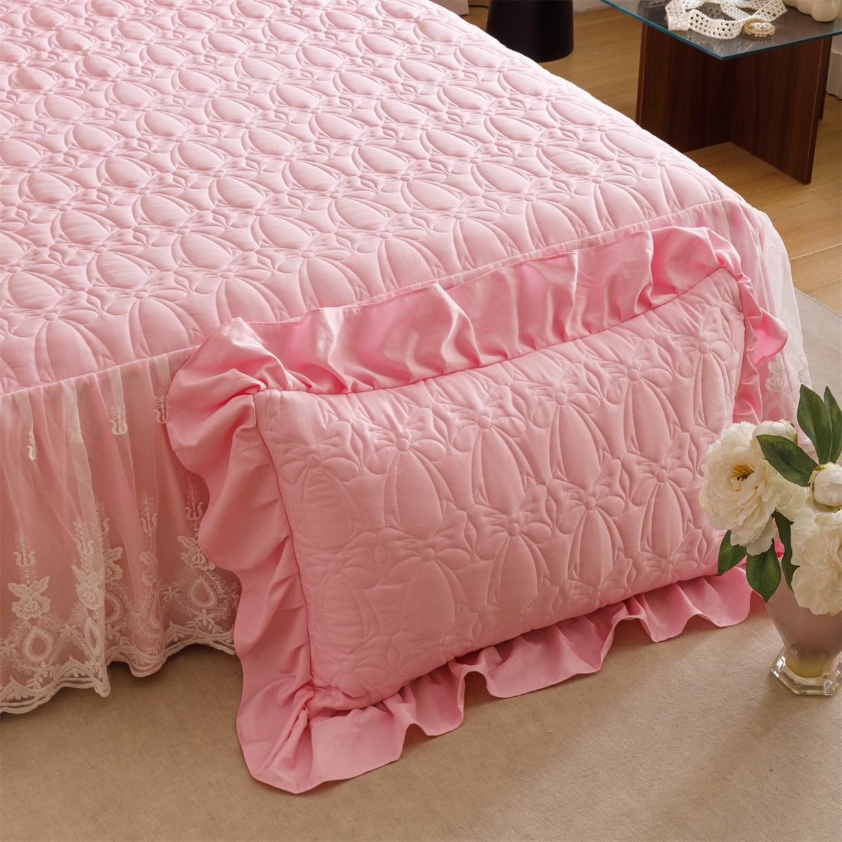 91家纺网 家纺一手货源 找家纺 好儿喜家纺 2025新款A类水洗棉床裙三件套-梦语系列 梦语-粉