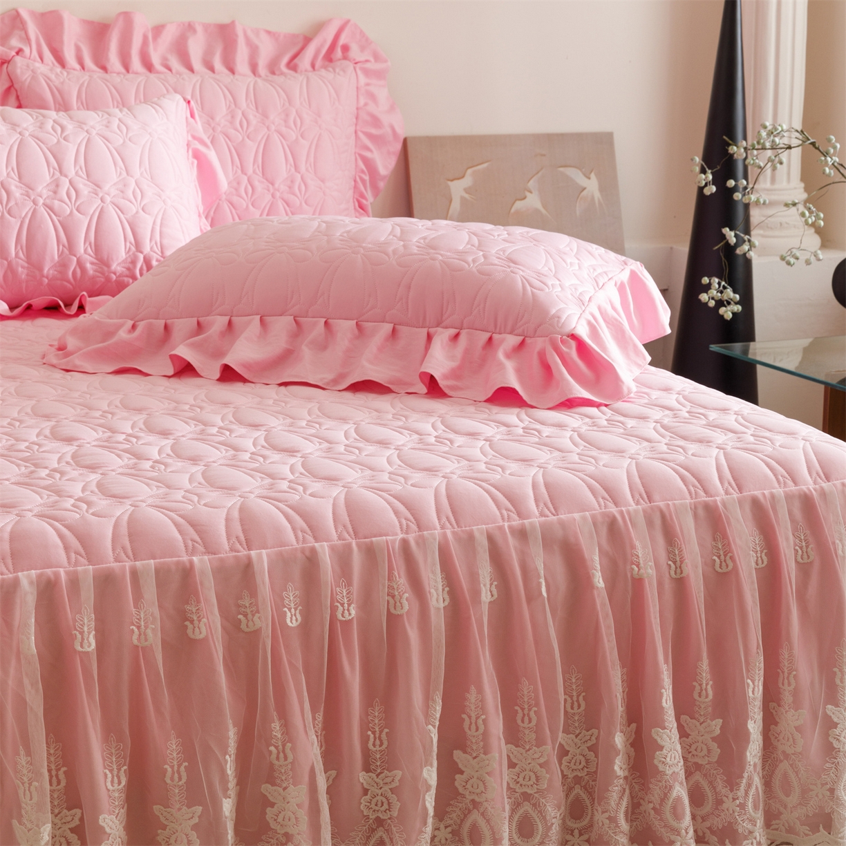 91家纺网 家纺一手货源 找家纺 好儿喜家纺 2025新款A类水洗棉床裙三件套-梦语系列 梦语-粉