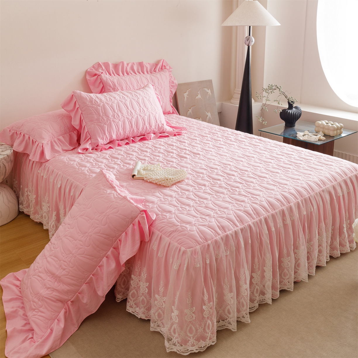 91家纺网 家纺一手货源 找家纺 好儿喜家纺 2025新款A类水洗棉床裙三件套-梦语系列 梦语-粉