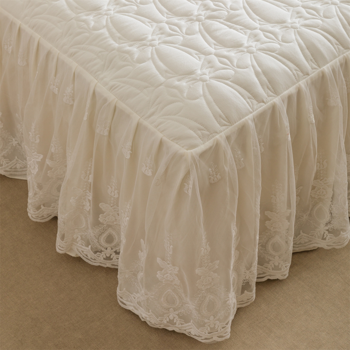 91家纺网 家纺一手货源 找家纺 好儿喜家纺 2025新款A类水洗棉床裙三件套-梦语系列 梦语-奶白