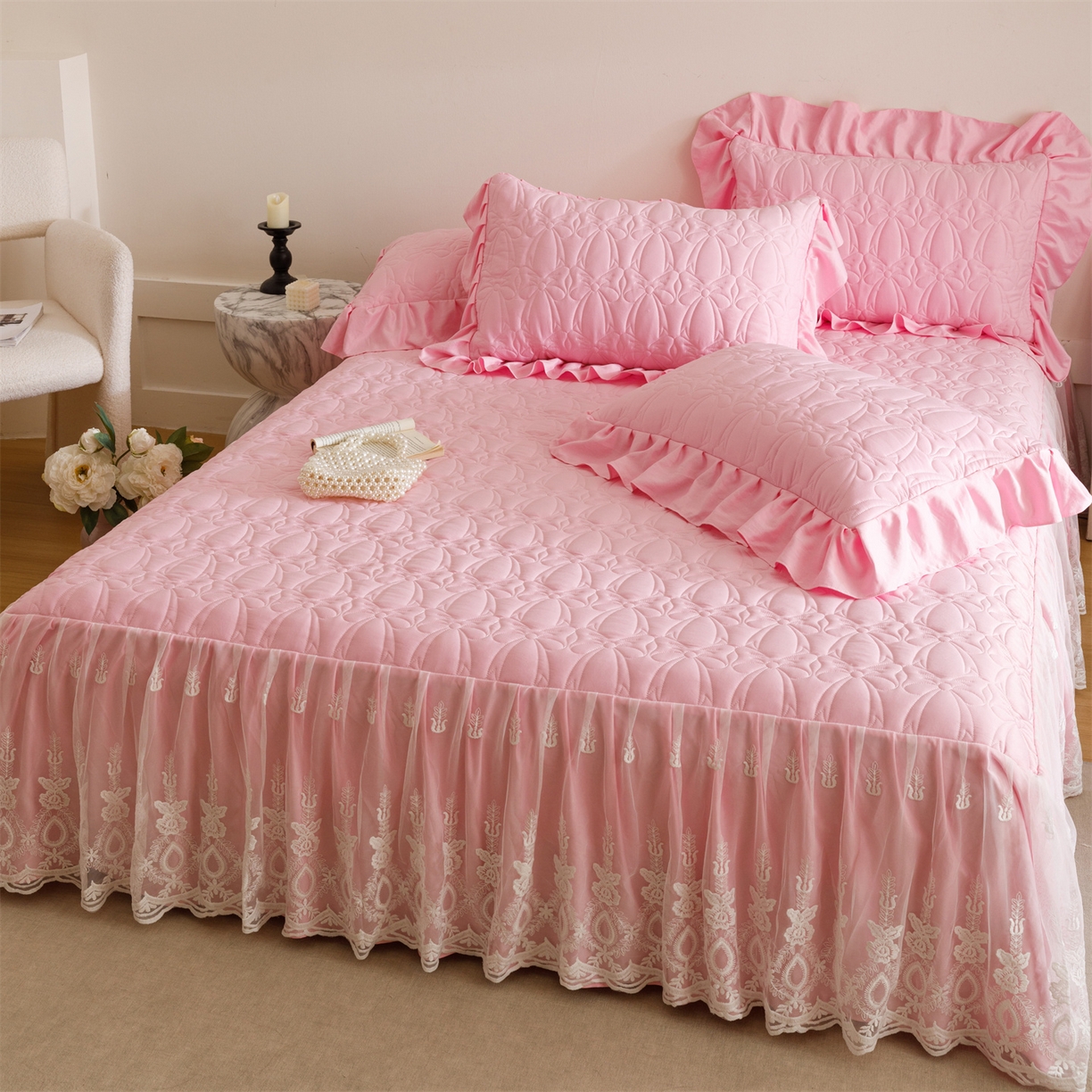 91家纺网 家纺一手货源 找家纺 好儿喜家纺 2025新款A类水洗棉床裙三件套-梦语系列 梦语-粉