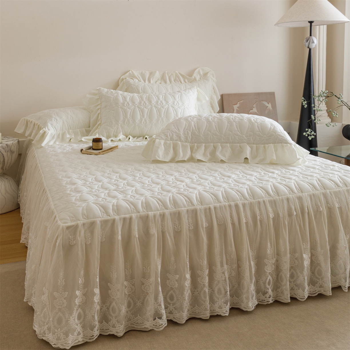 91家纺网 家纺一手货源 找家纺 好儿喜家纺 2025新款A类水洗棉床裙三件套-梦语系列 梦语-奶白