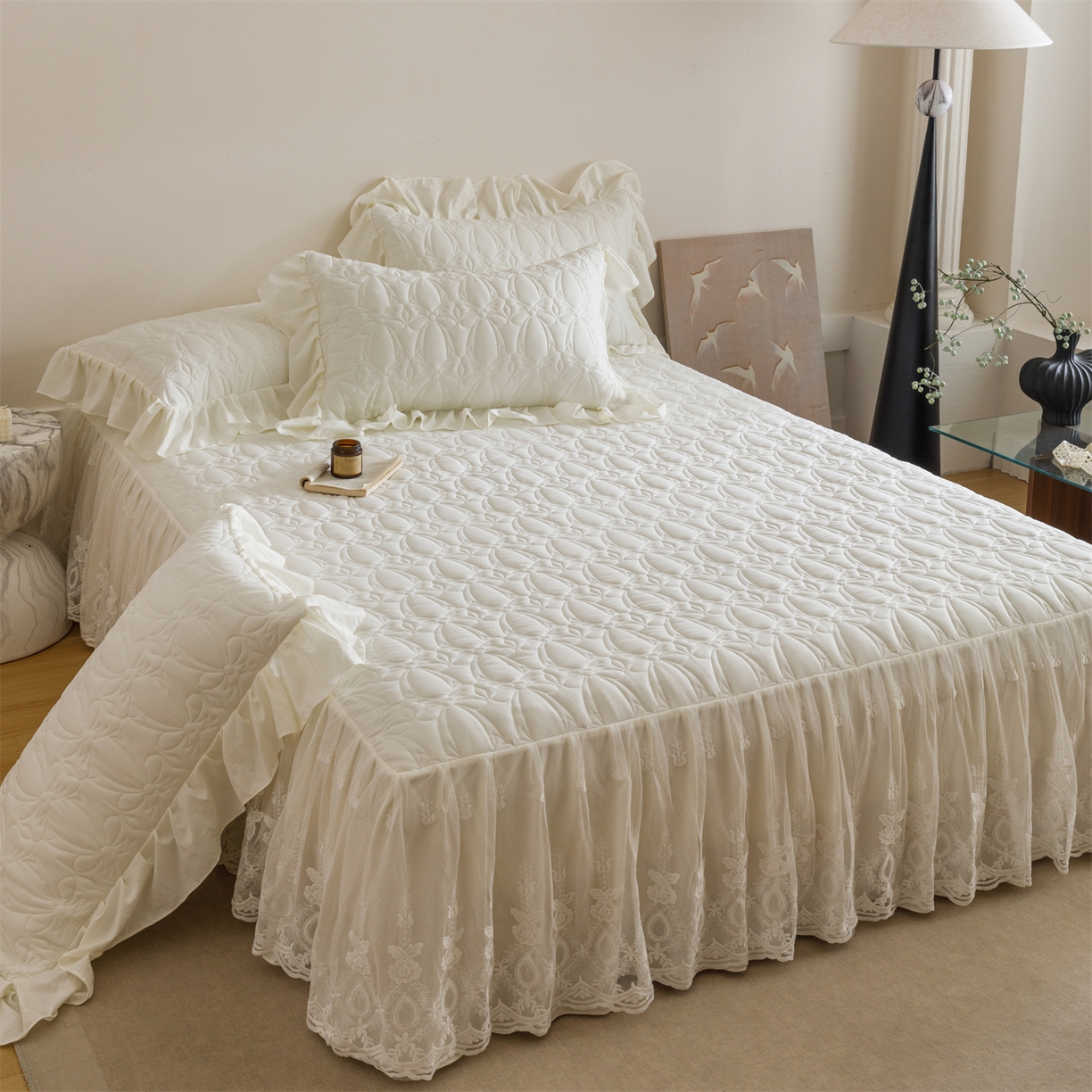 91家纺网 家纺一手货源 找家纺 好儿喜家纺 2025新款A类水洗棉床裙三件套-梦语系列 梦语-奶白