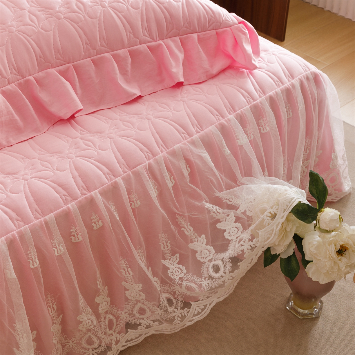 91家纺网 家纺一手货源 找家纺 好儿喜家纺 2025新款A类水洗棉床裙三件套-梦语系列 梦语-粉