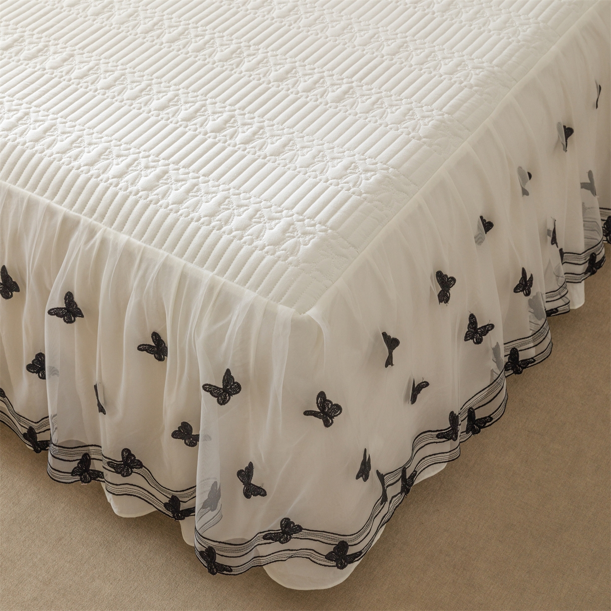 91家纺网 家纺一手货源 找家纺 好儿喜家纺 2025新款A类水洗棉床裙三件套-凝香系列 凝香-奶白