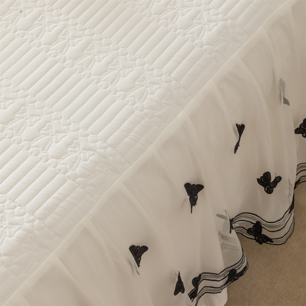 91家纺网 家纺一手货源 找家纺 好儿喜家纺 2025新款A类水洗棉床裙三件套-凝香系列 凝香-奶白