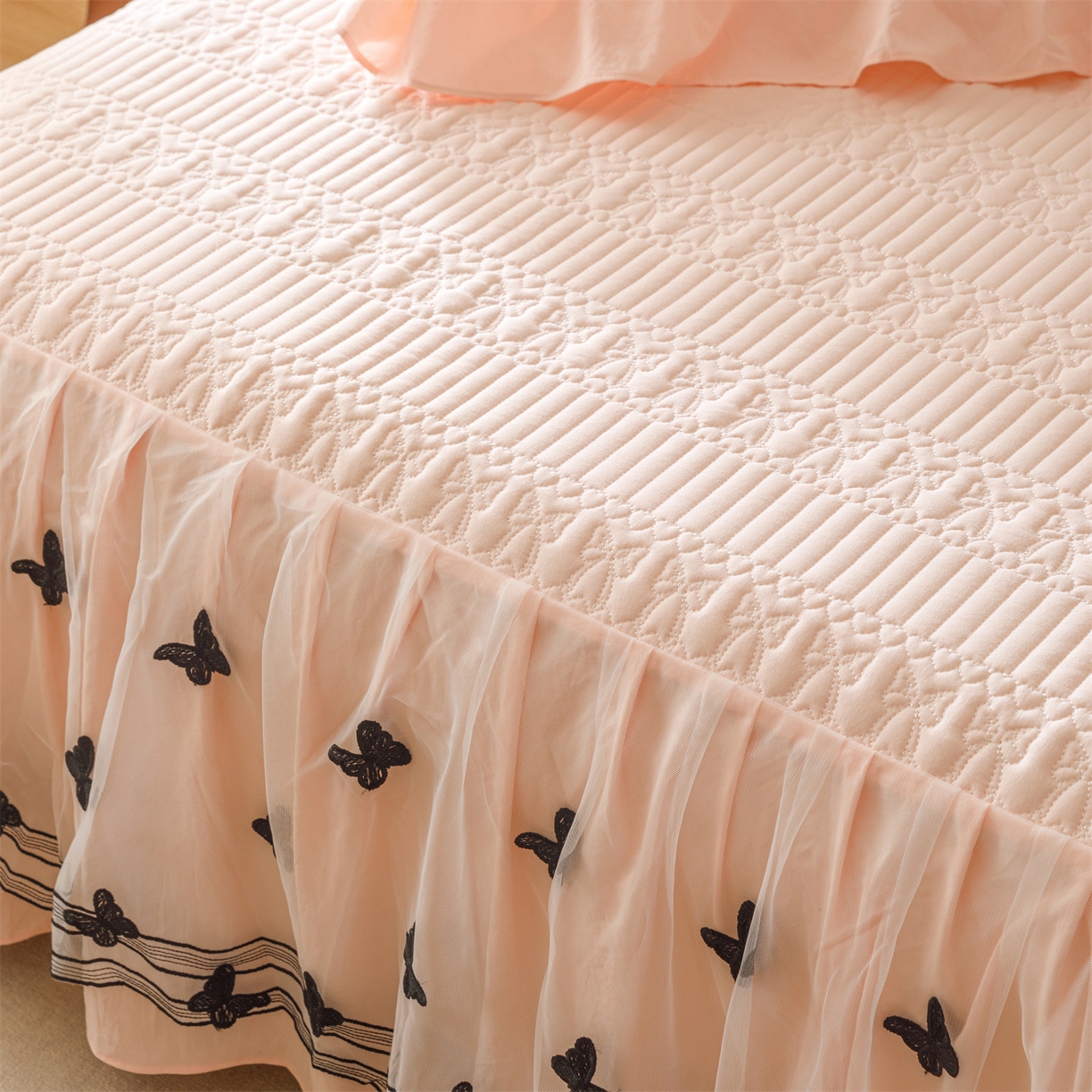 91家纺网 家纺一手货源 找家纺 好儿喜家纺 2025新款A类水洗棉床裙三件套-凝香系列 凝香-浅粉