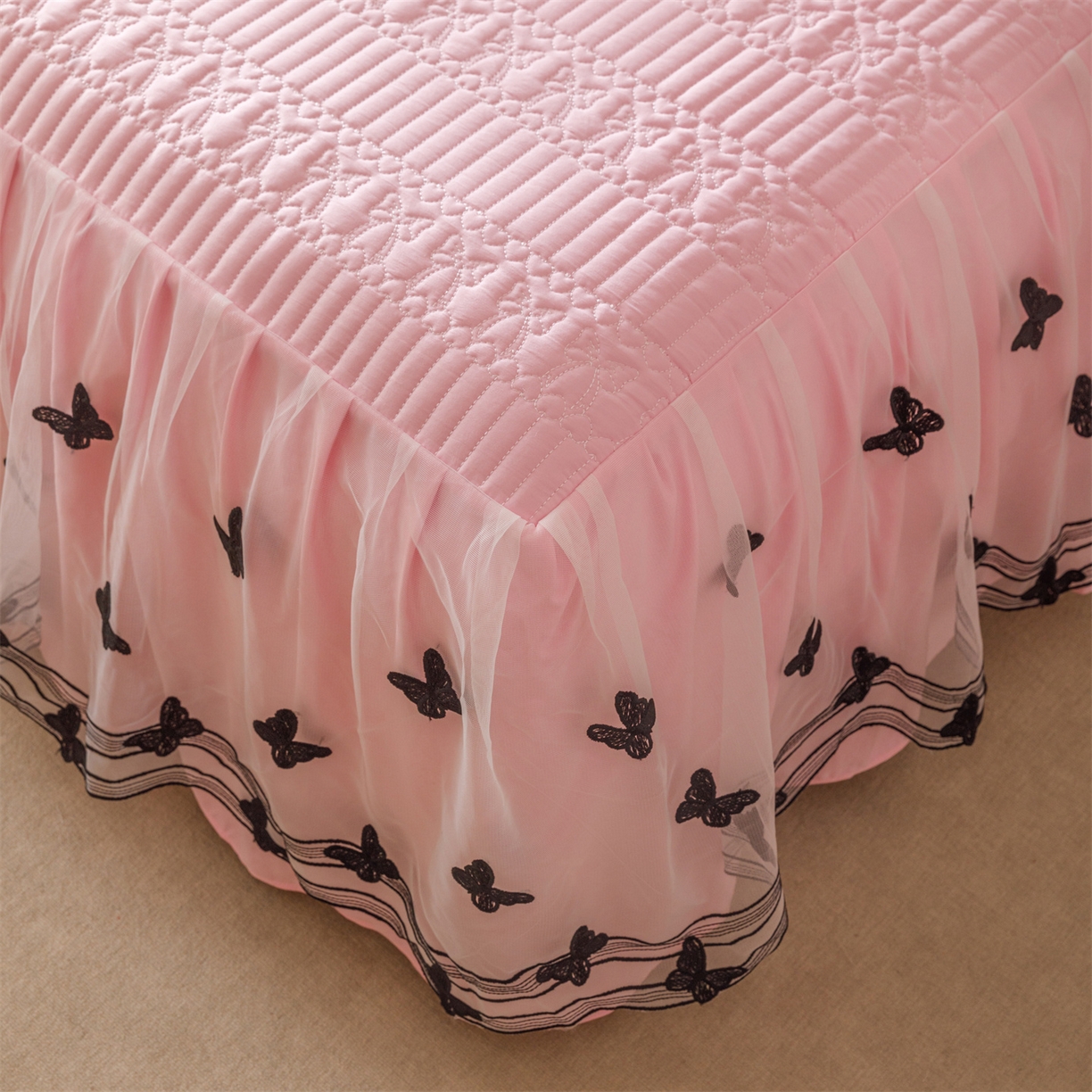 91家纺网 家纺一手货源 找家纺 好儿喜家纺 2025新款A类水洗棉床裙三件套-凝香系列 凝香-粉