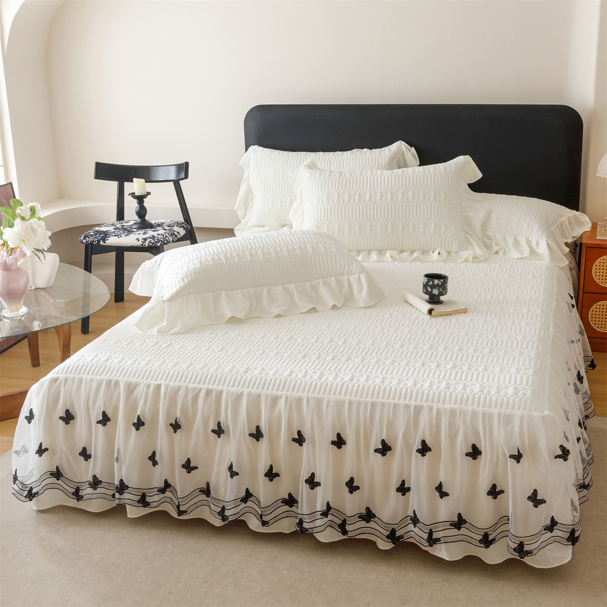 91家纺网 家纺一手货源 找家纺 好儿喜家纺 2025新款A类水洗棉床裙三件套-凝香系列 凝香-奶白