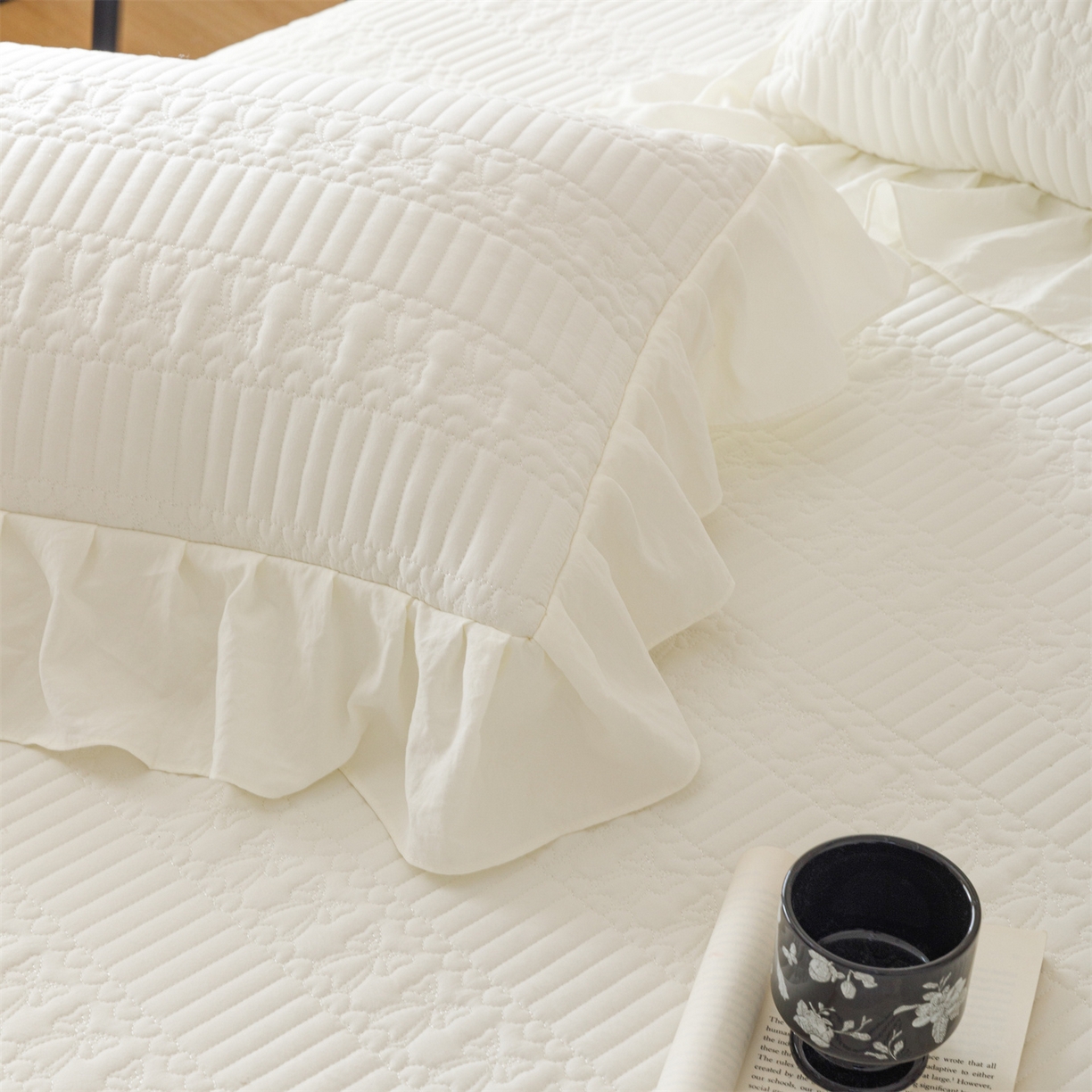 91家纺网 家纺一手货源 找家纺 好儿喜家纺 2025新款A类水洗棉床裙三件套-凝香系列 凝香-奶白