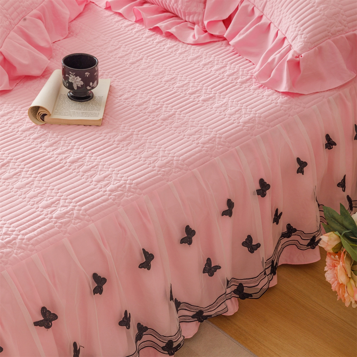 91家纺网 家纺一手货源 找家纺 好儿喜家纺 2025新款A类水洗棉床裙三件套-凝香系列 凝香-粉