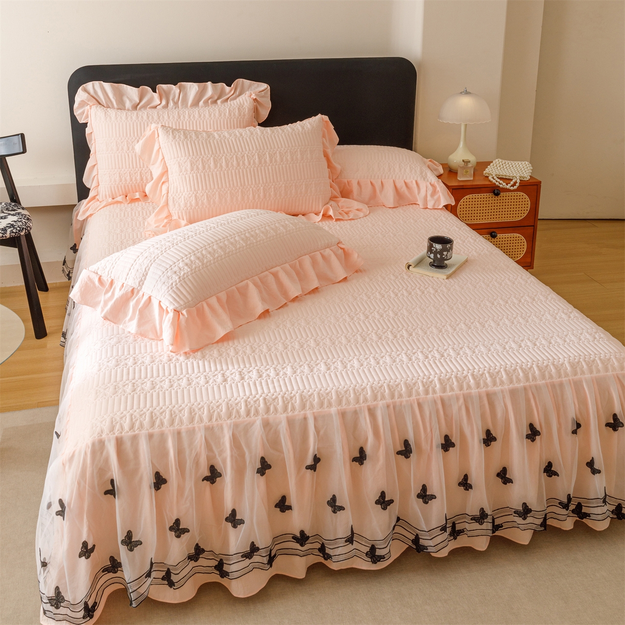 91家纺网 家纺一手货源 找家纺 好儿喜家纺 2025新款A类水洗棉床裙三件套-凝香系列 凝香-浅粉