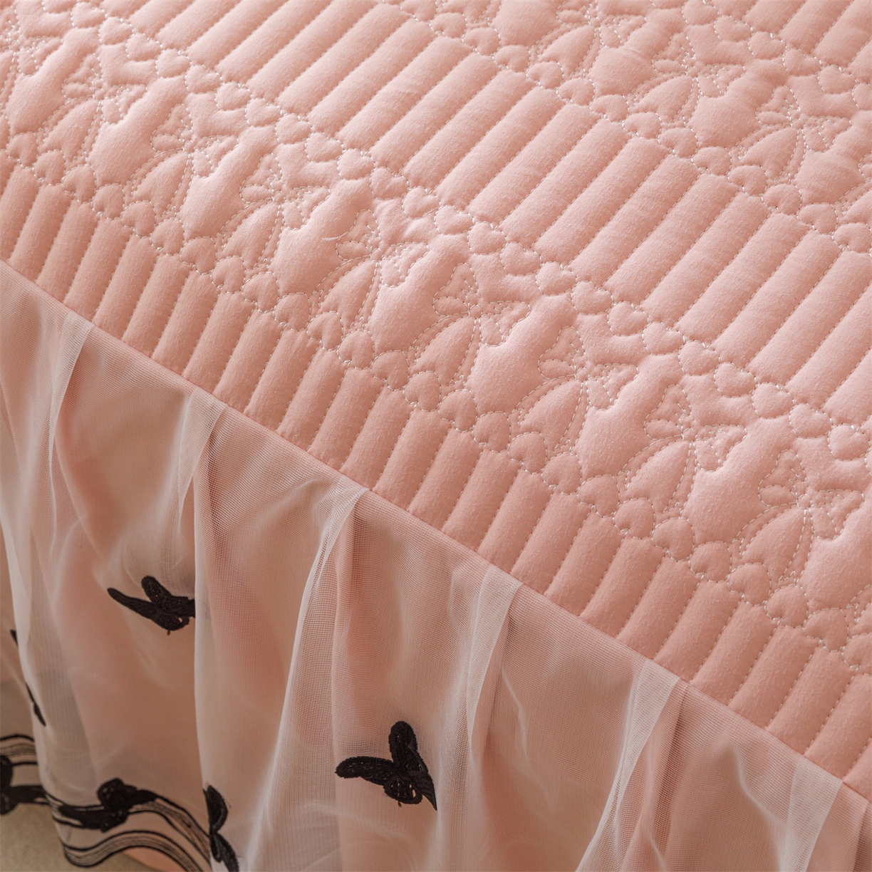 91家纺网 家纺一手货源 找家纺 好儿喜家纺 2025新款A类水洗棉床裙三件套-凝香系列 凝香-豆沙