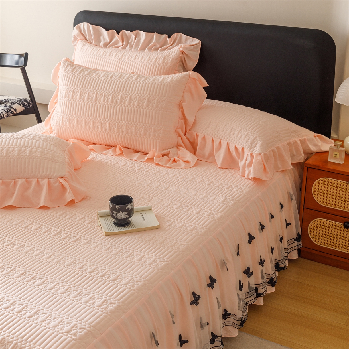 91家纺网 家纺一手货源 找家纺 好儿喜家纺 2025新款A类水洗棉床裙三件套-凝香系列 凝香-浅粉