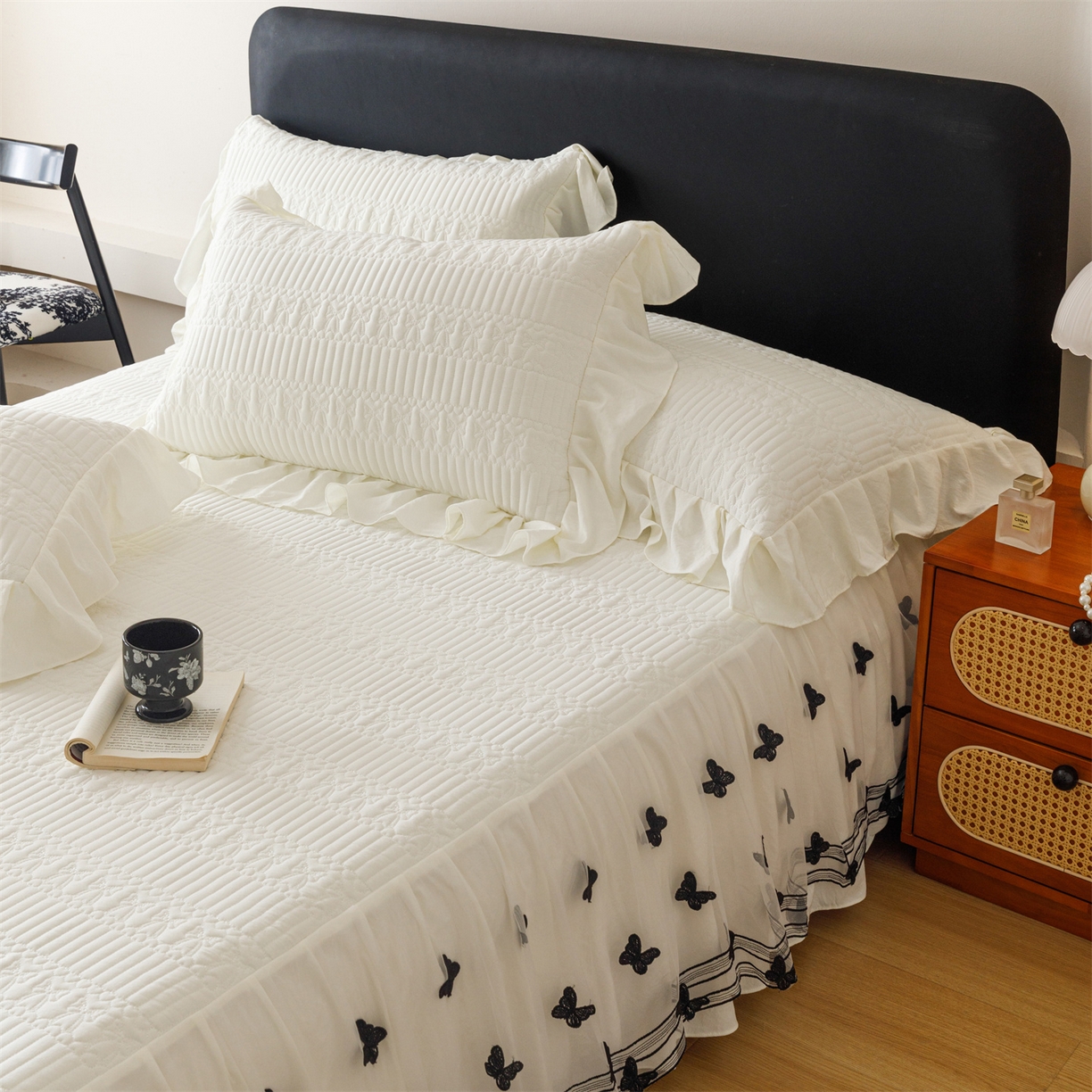 91家纺网 家纺一手货源 找家纺 好儿喜家纺 2025新款A类水洗棉床裙三件套-凝香系列 凝香-奶白