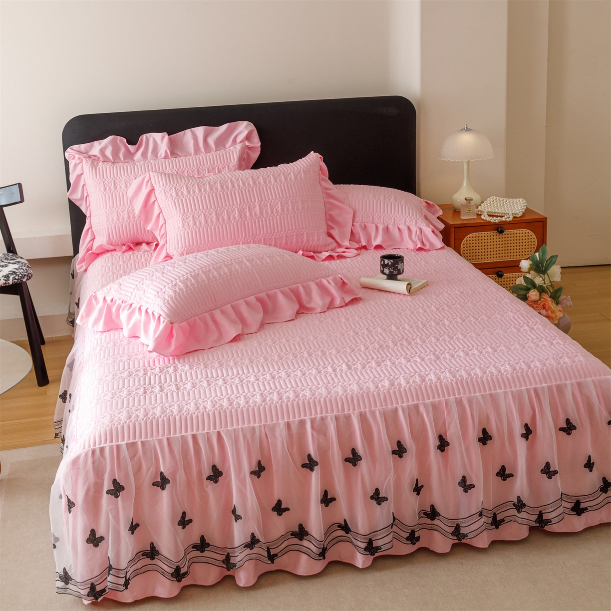 91家纺网 家纺一手货源 找家纺 好儿喜家纺 2025新款A类水洗棉床裙三件套-凝香系列 凝香-粉