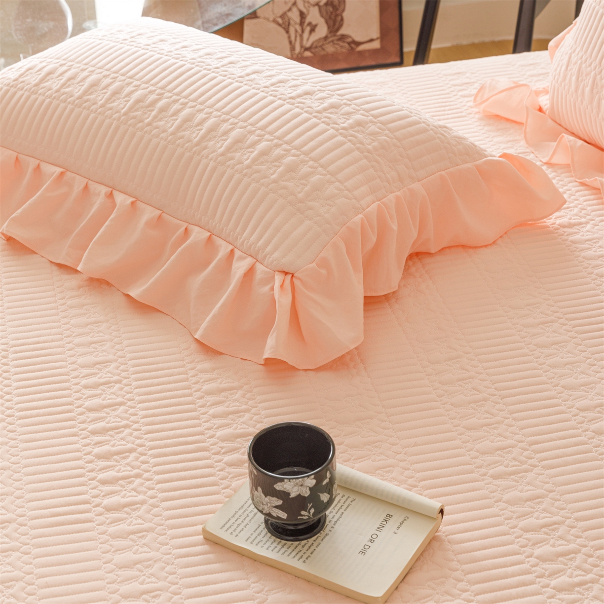 91家纺网 家纺一手货源 找家纺 好儿喜家纺 2025新款A类水洗棉床裙三件套-凝香系列 凝香-浅粉