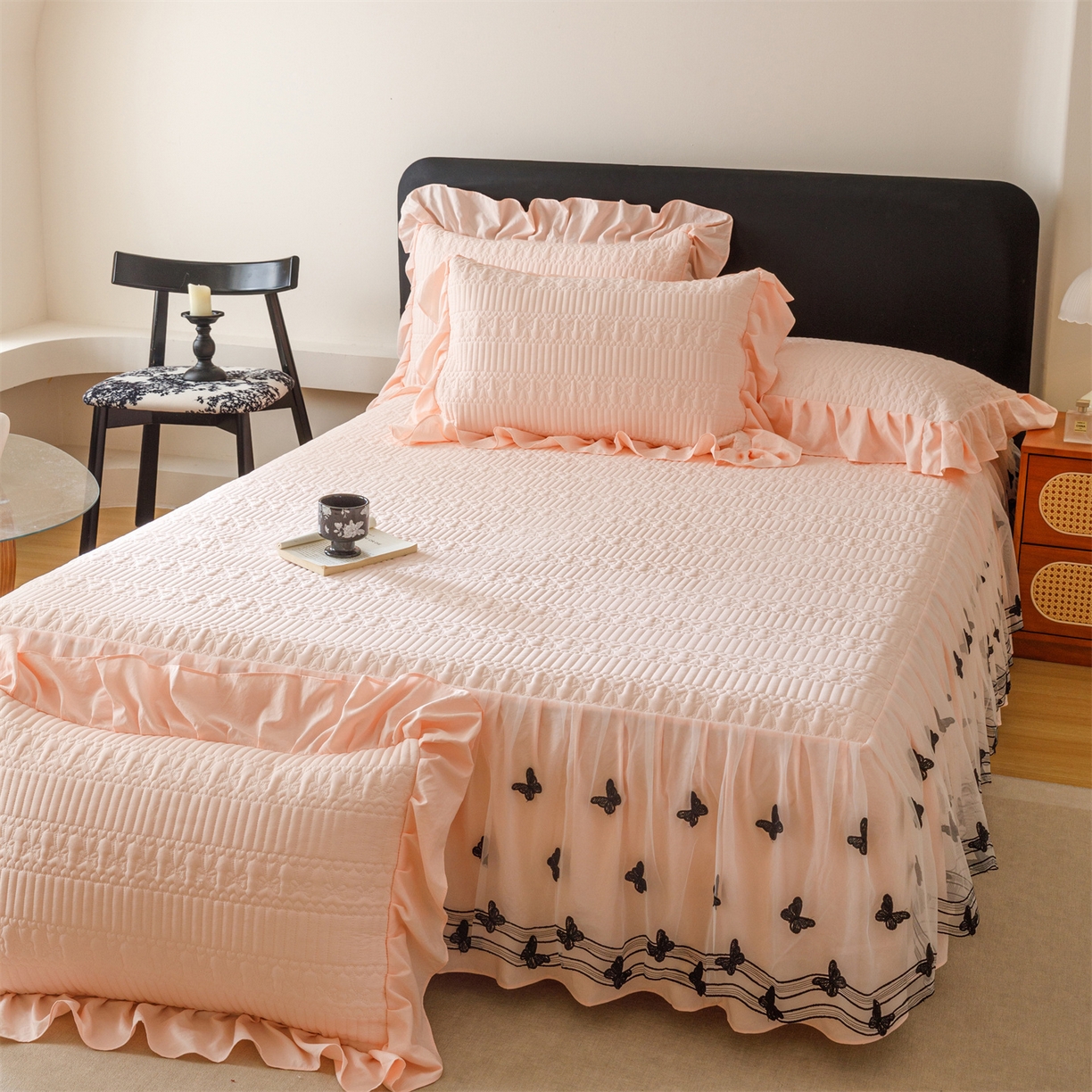 91家纺网 家纺一手货源 找家纺 好儿喜家纺 2025新款A类水洗棉床裙三件套-凝香系列 凝香-浅粉