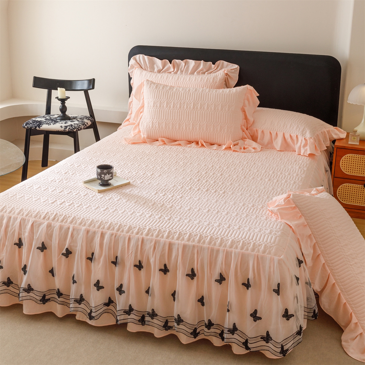 91家纺网 家纺一手货源 找家纺 好儿喜家纺 2025新款A类水洗棉床裙三件套-凝香系列 凝香-浅粉