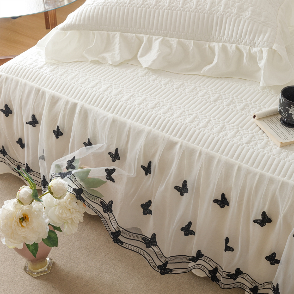 91家纺网 家纺一手货源 找家纺 好儿喜家纺 2025新款A类水洗棉床裙三件套-凝香系列 凝香-奶白