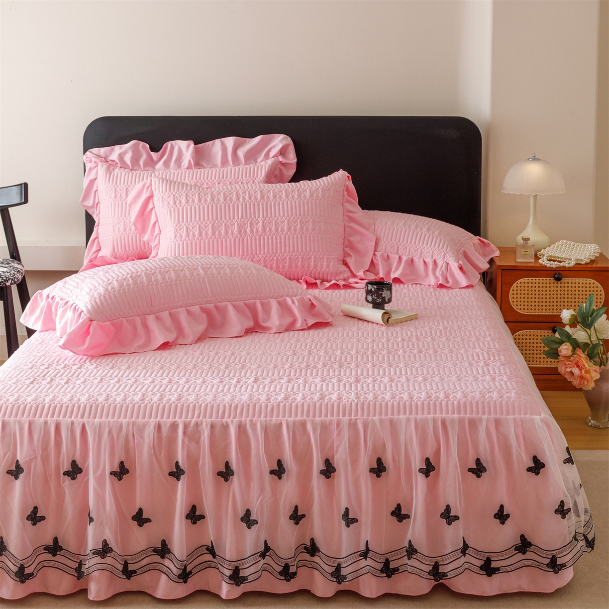 91家纺网 家纺一手货源 找家纺 好儿喜家纺 2025新款A类水洗棉床裙三件套-凝香系列 凝香-粉