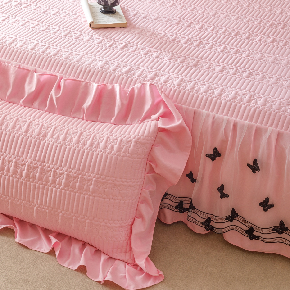 91家纺网 家纺一手货源 找家纺 好儿喜家纺 2025新款A类水洗棉床裙三件套-凝香系列 凝香-粉