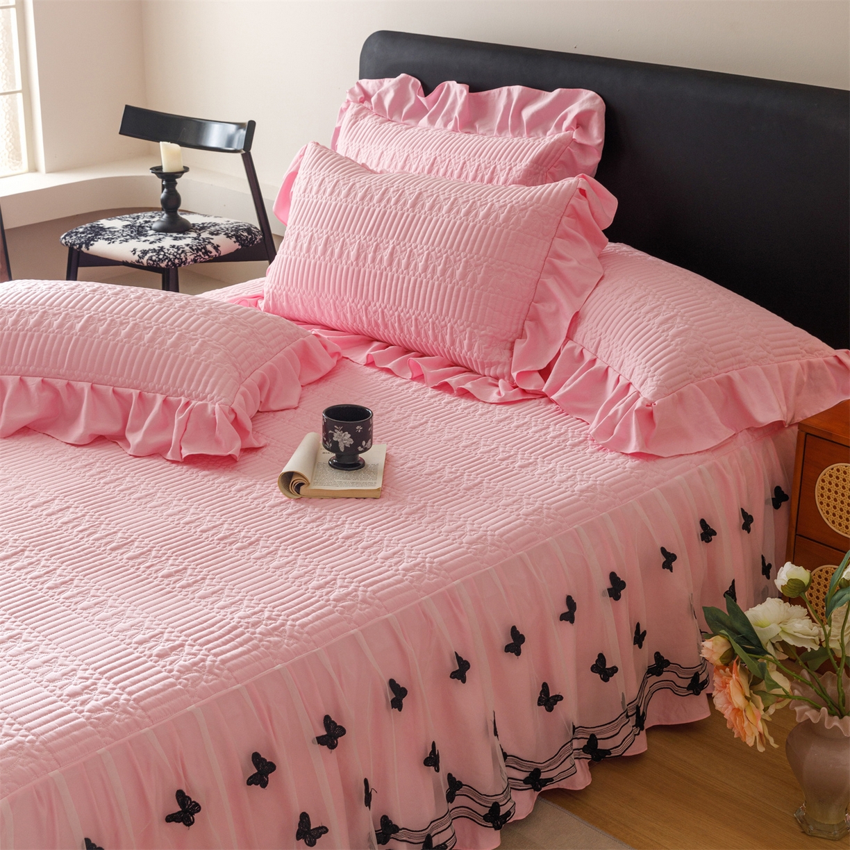 91家纺网 家纺一手货源 找家纺 好儿喜家纺 2025新款A类水洗棉床裙三件套-凝香系列 凝香-粉