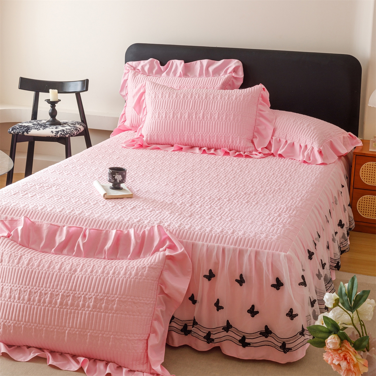 91家纺网 家纺一手货源 找家纺 好儿喜家纺 2025新款A类水洗棉床裙三件套-凝香系列 凝香-粉