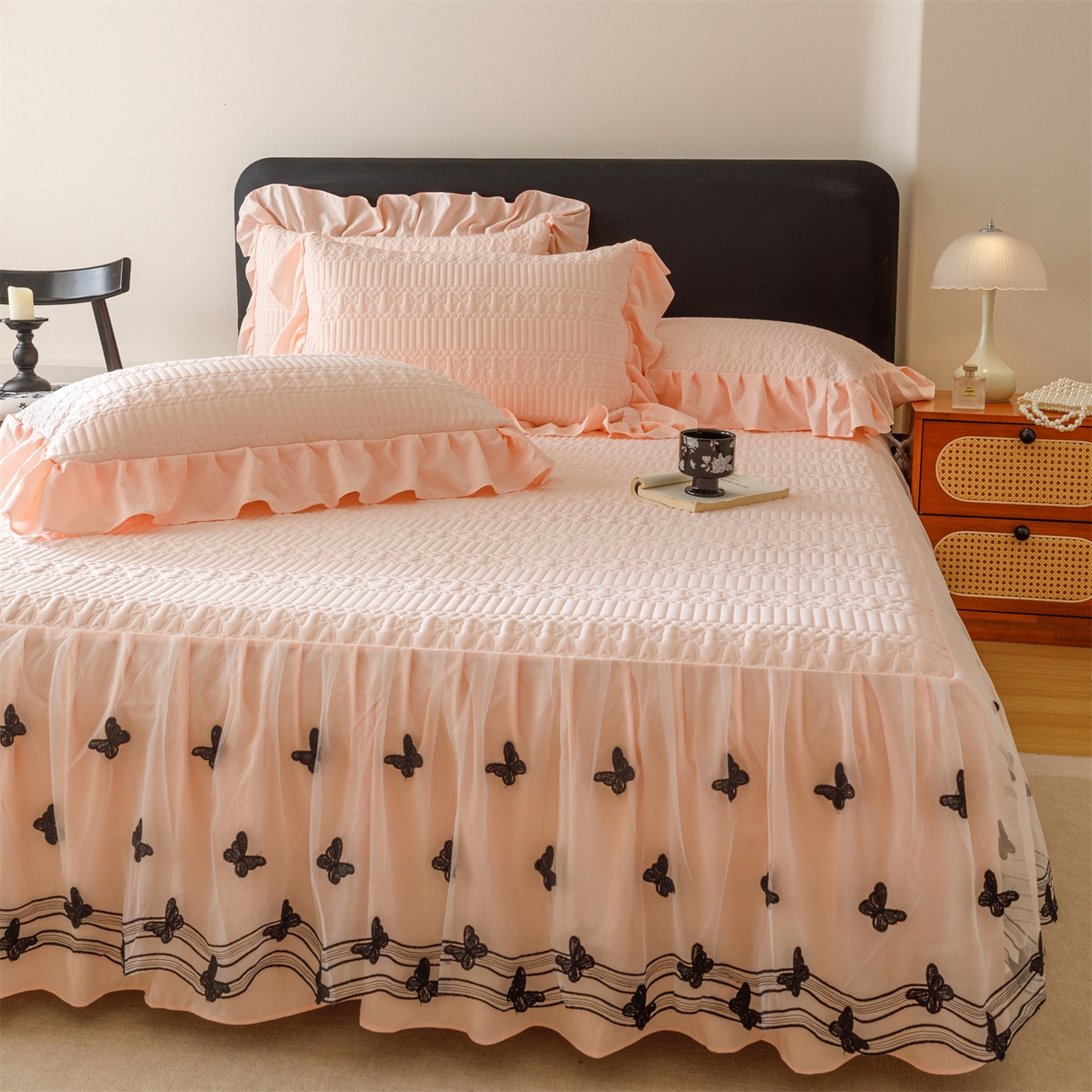 91家纺网 家纺一手货源 找家纺 好儿喜家纺 2025新款A类水洗棉床裙三件套-凝香系列 凝香-浅粉