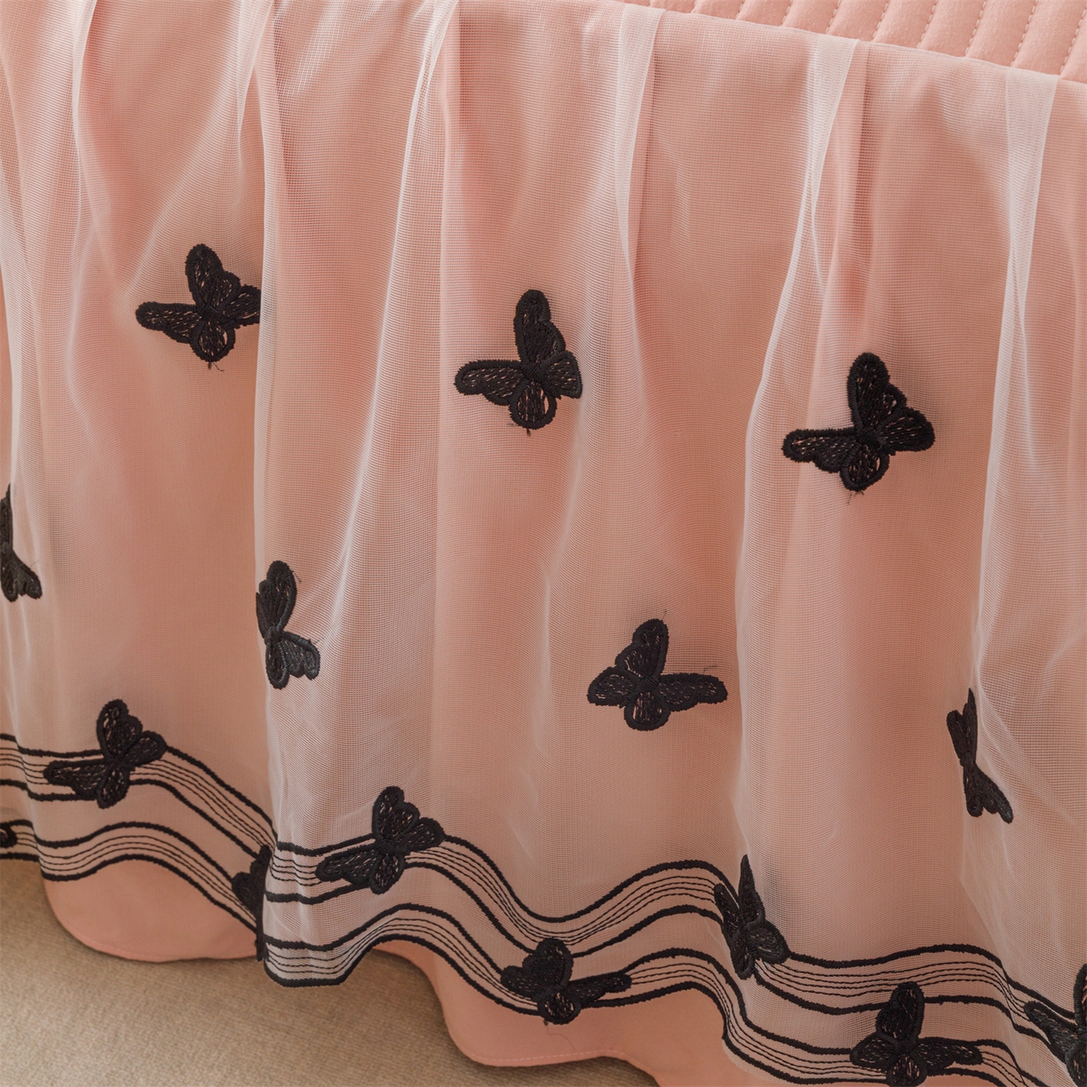 91家纺网 家纺一手货源 找家纺 好儿喜家纺 2025新款A类水洗棉床裙三件套-凝香系列 凝香-豆沙