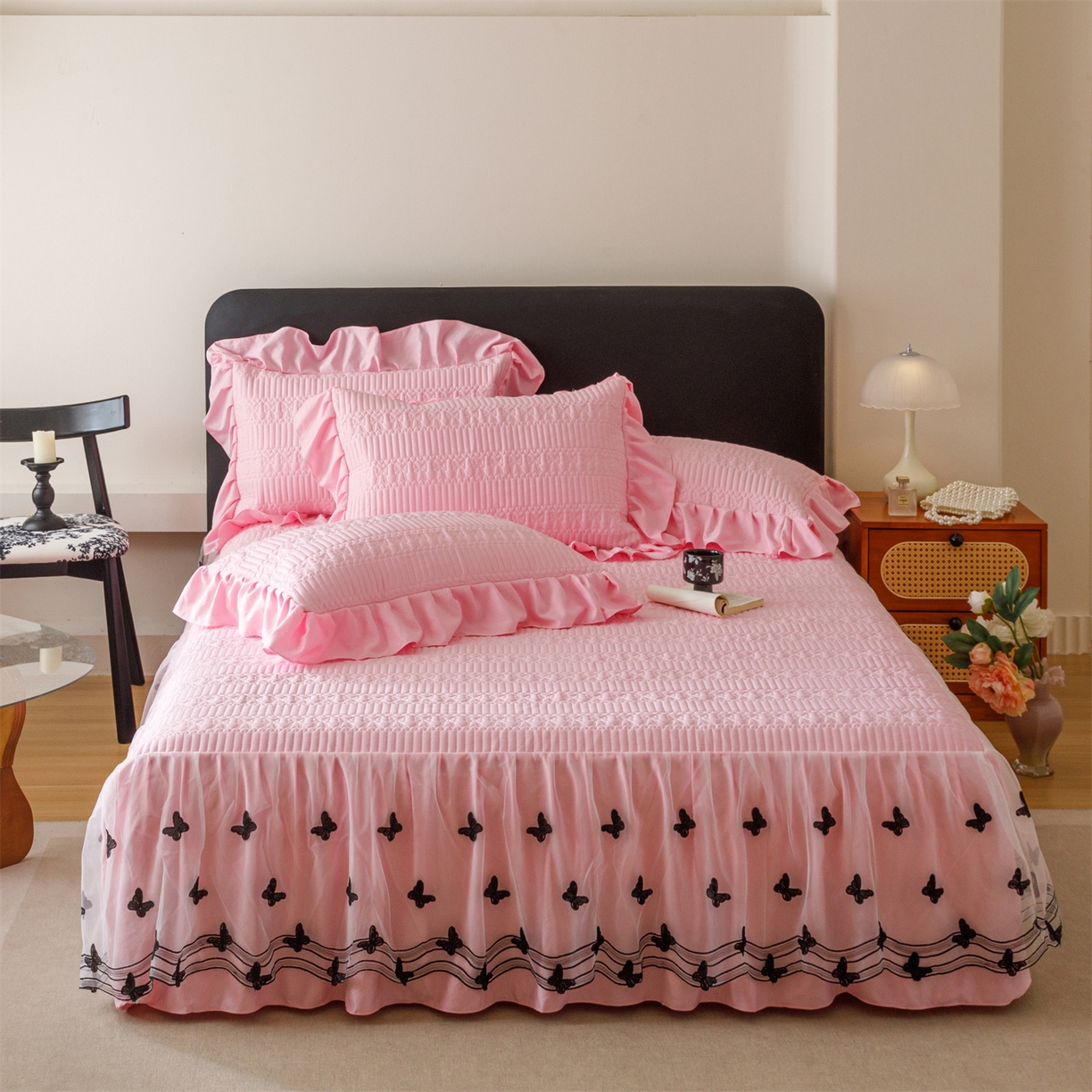 91家纺网 家纺一手货源 找家纺 好儿喜家纺 2025新款A类水洗棉床裙三件套-凝香系列 凝香-粉