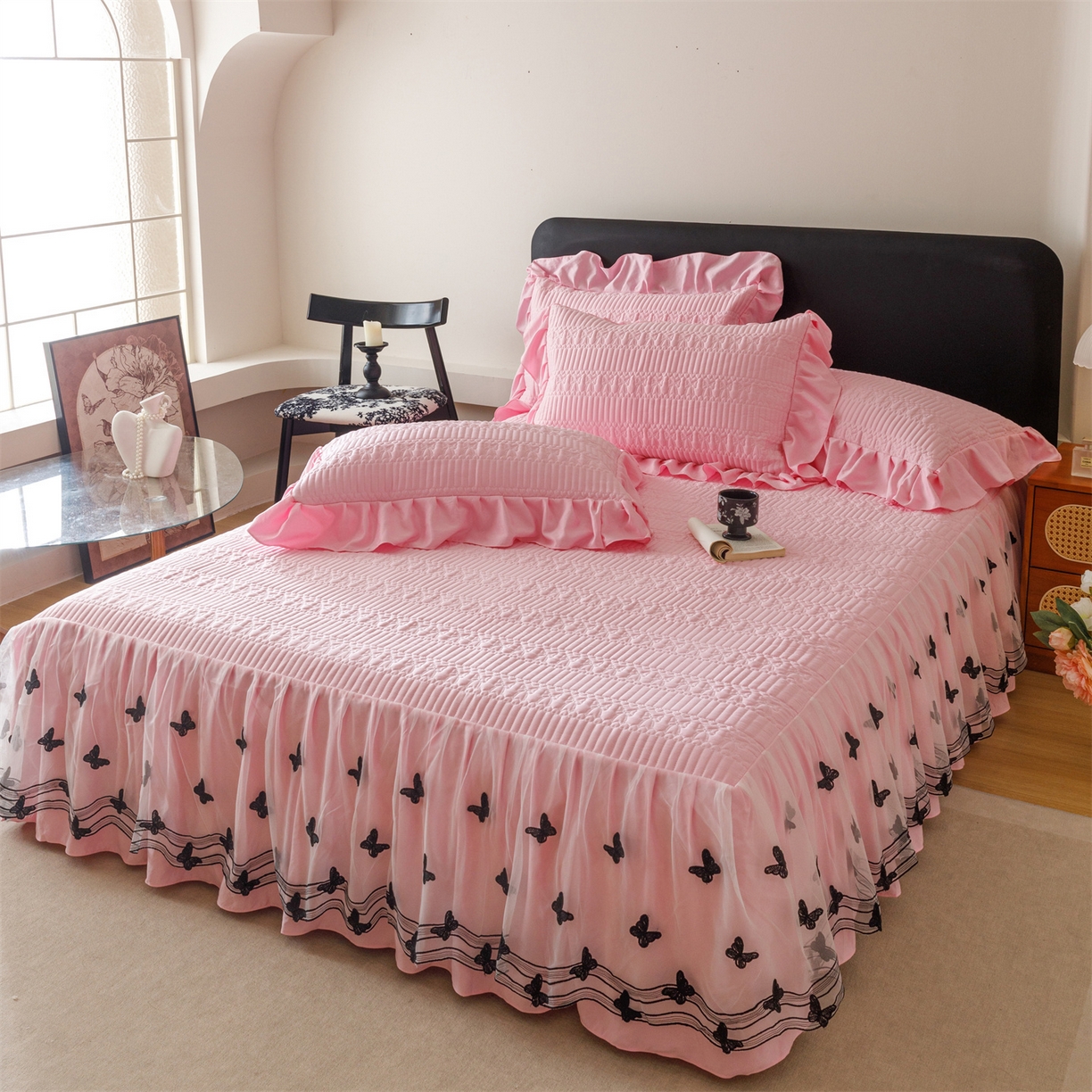 91家纺网 家纺一手货源 找家纺 好儿喜家纺 2025新款A类水洗棉床裙三件套-凝香系列 凝香-粉