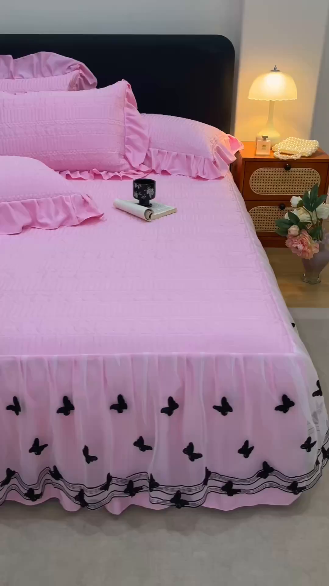 91家纺网 家纺一手货源 找家纺 好儿喜家纺 2025新款A类水洗棉床裙三件套-凝香系列 凝香-粉