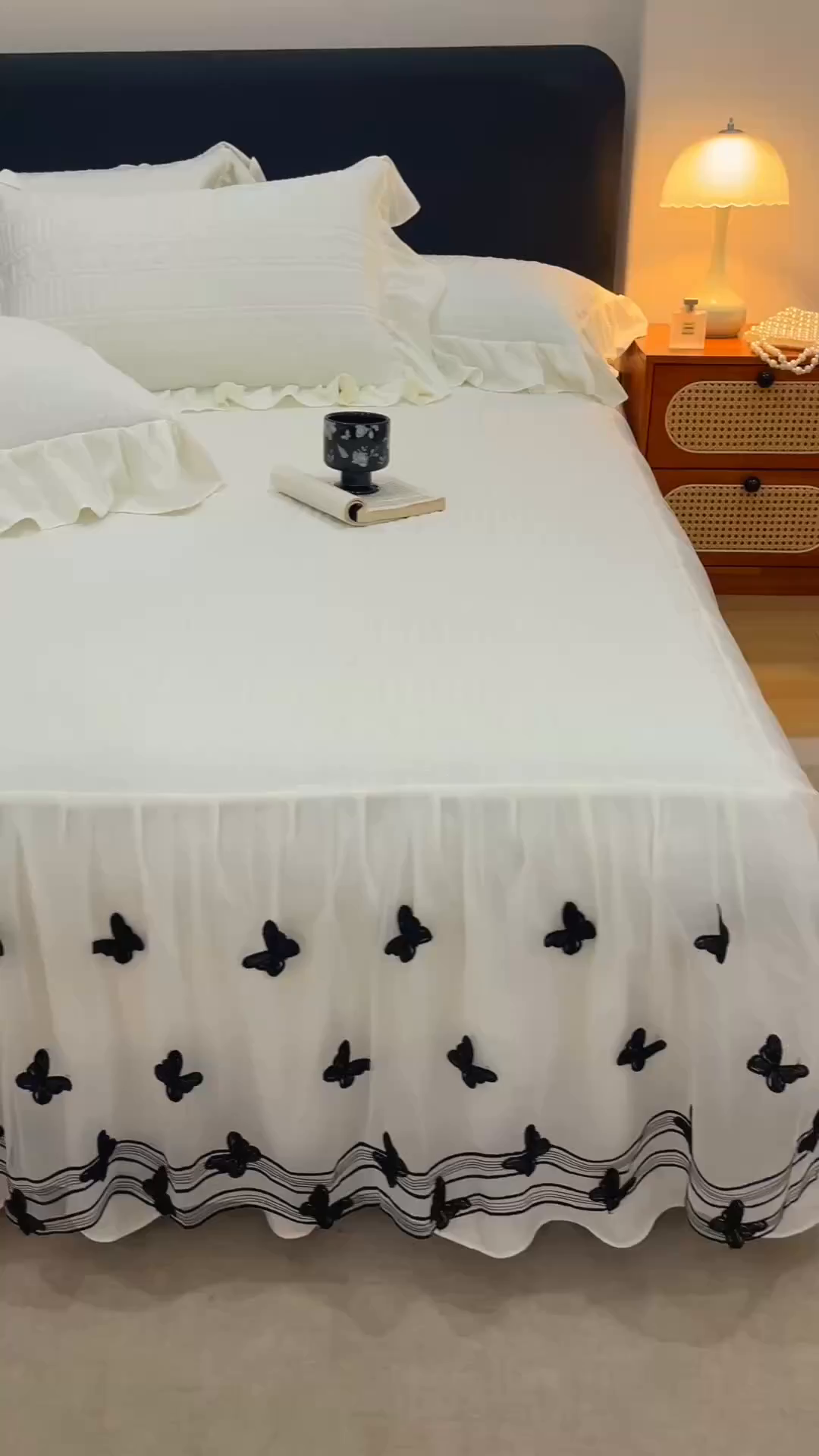 91家纺网 家纺一手货源 找家纺 好儿喜家纺 2025新款A类水洗棉床裙三件套-凝香系列 凝香-奶白