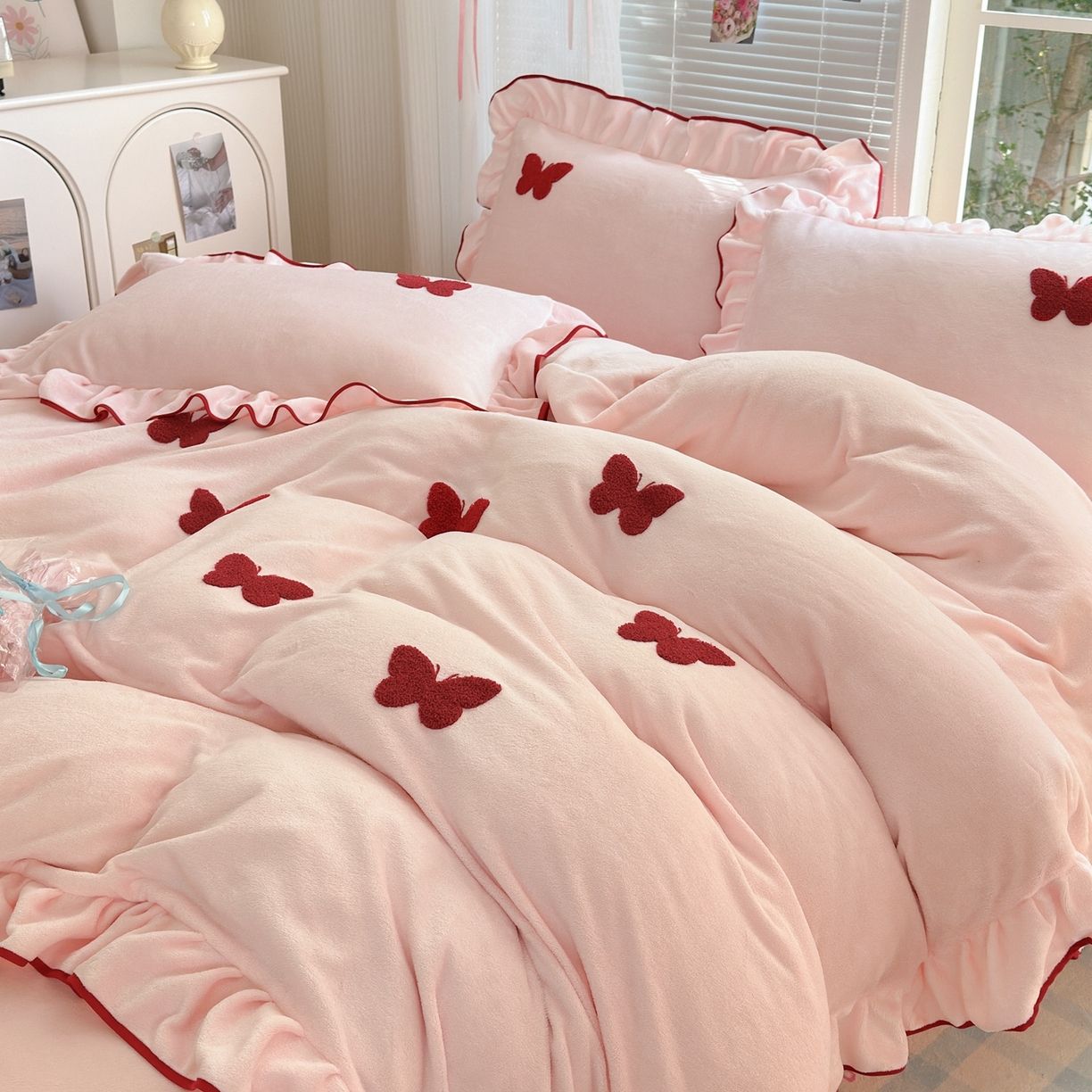 91家纺网 家纺一手货源 找家纺 典雅家纺 2025新款高克重牛奶绒毛巾绣系列四件套-蝶韵 蝶韵-樱花粉