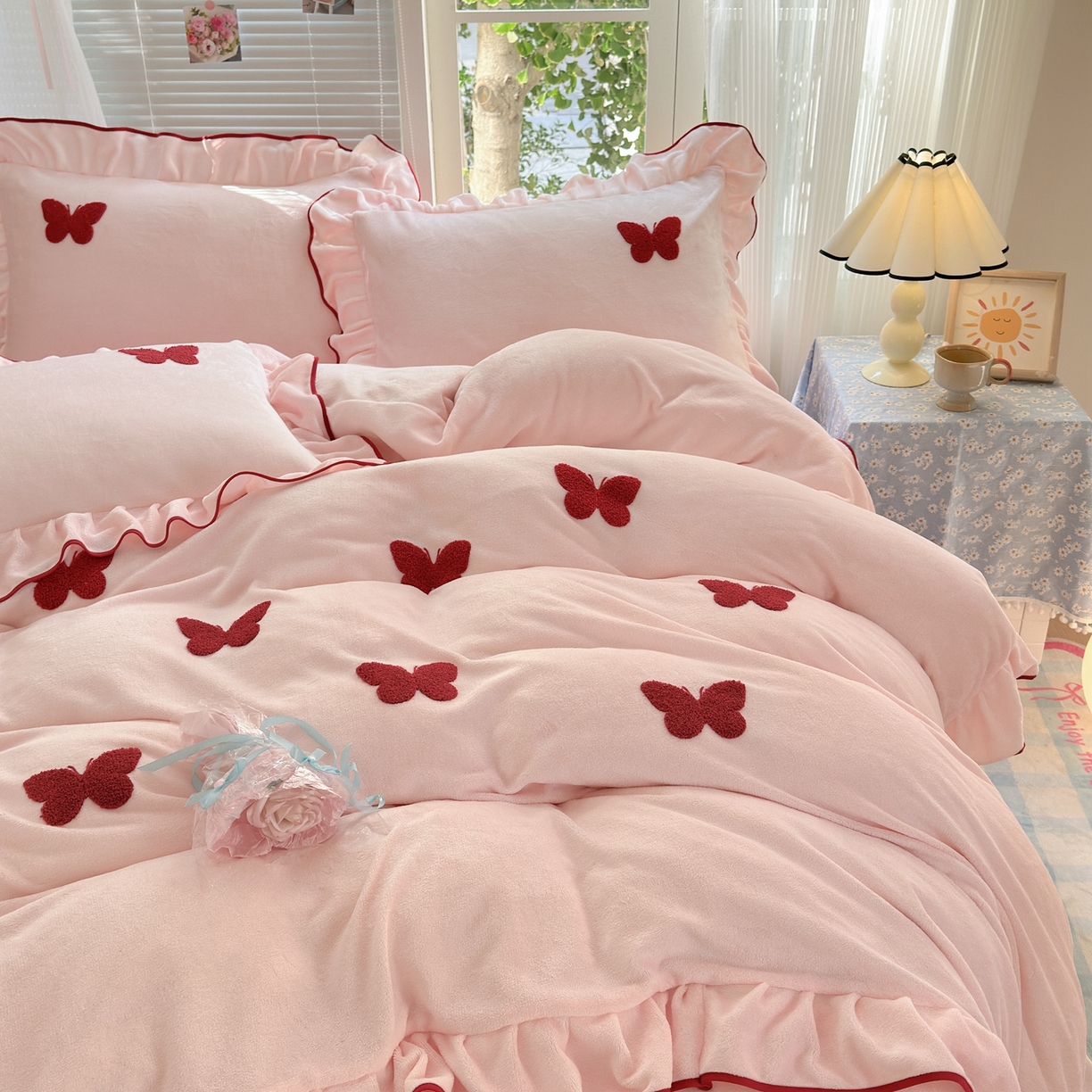 91家纺网 家纺一手货源 找家纺 典雅家纺 2025新款高克重牛奶绒毛巾绣系列四件套-蝶韵 蝶韵-樱花粉