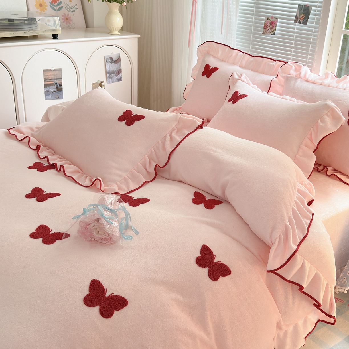 91家纺网 家纺一手货源 找家纺 典雅家纺 2025新款高克重牛奶绒毛巾绣系列四件套-蝶韵 蝶韵-樱花粉